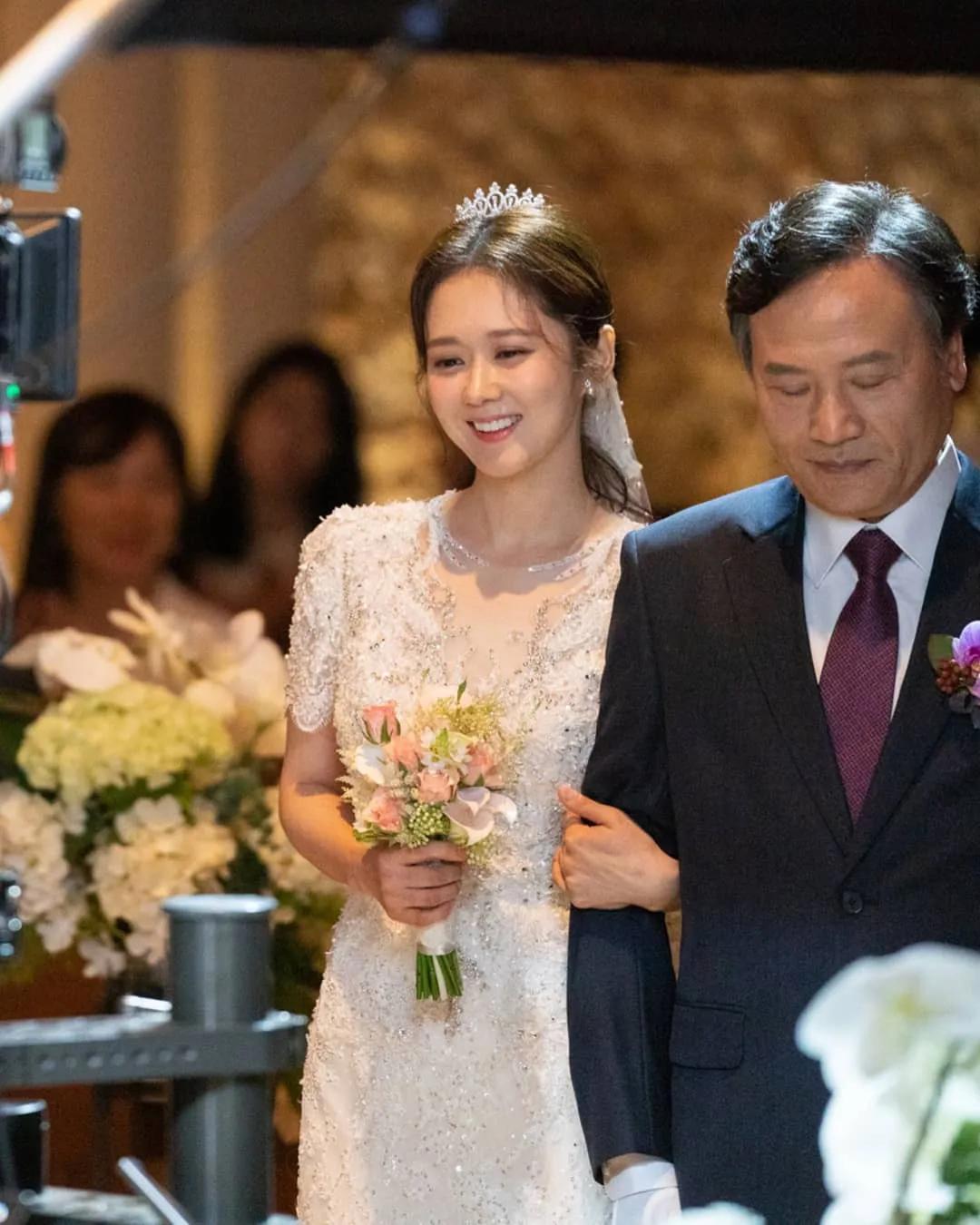 韩国演员张娜拉官宣我要结婚了和小6岁男友交往2年多终于喜结良缘