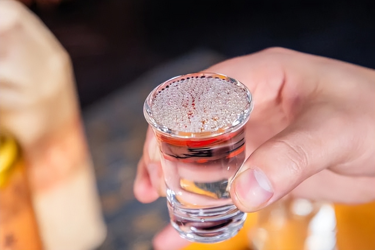 喝白酒時，講究這4個“最佳”，健康飲酒醉得慢，讓你多喝二兩半