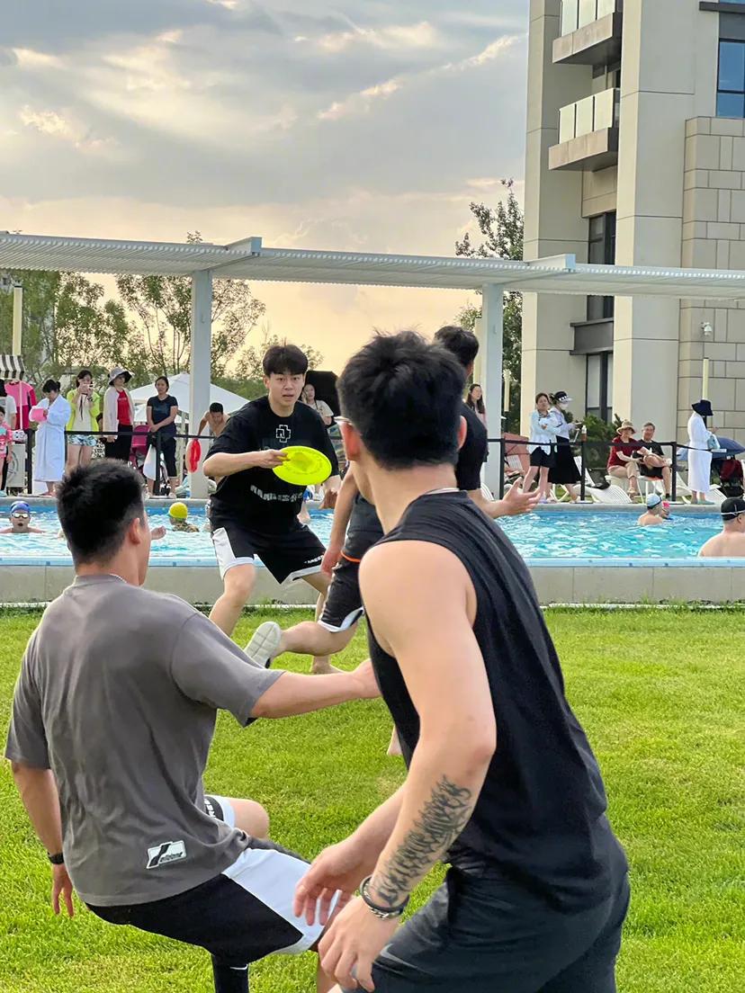 张大大的海边飞盘照好帅！真是要颜值有头发，要身材有裤子