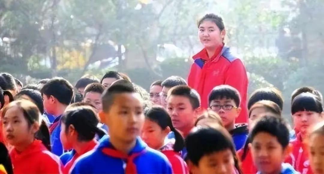 張子宇扣籃視頻（未來世界女籃中鋒霸主，鄭海霞、韓旭、坎貝奇身高都在她肩膀下方）