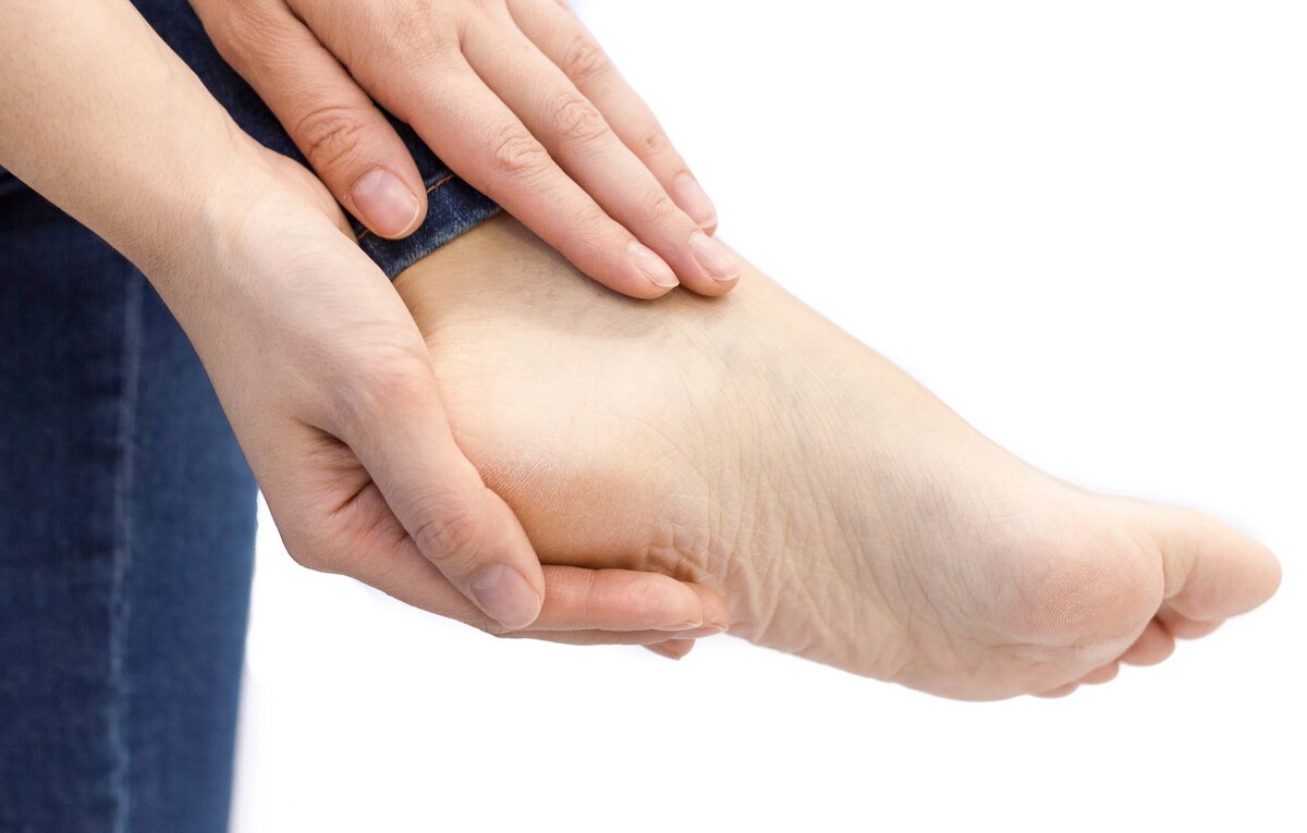 脚疼要怎么治(不同位置的脚疼，可能与不同的疾病相关，要及时治疗)