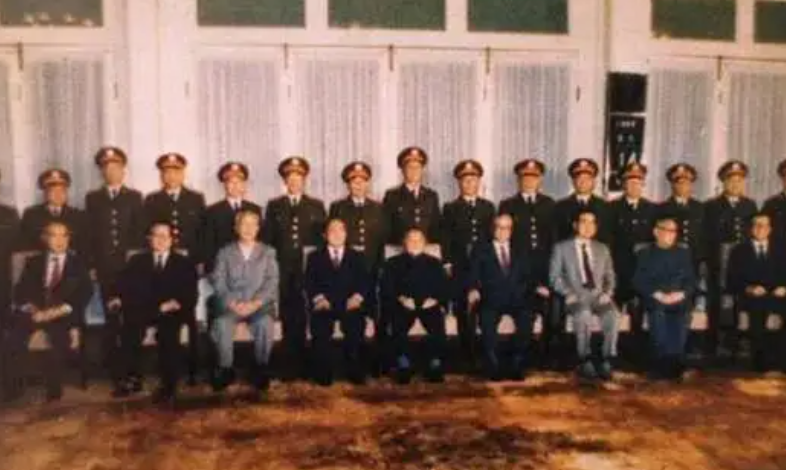 1988年邓公决定恢复军衔制，却下令：取消元帅和大将军衔！为啥？