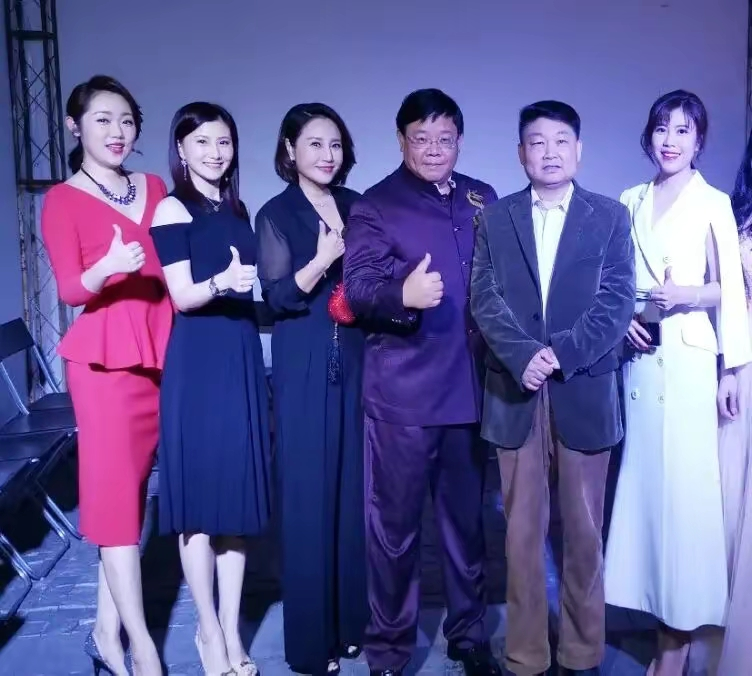 人出身,新闻主播的工作对于她们来说也许太枯燥了,像黎绮雯和徐洁那样