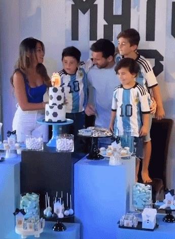 梅西二儿子7岁了：穿阿根廷10号庆祝，一家5口拥抱，太温馨