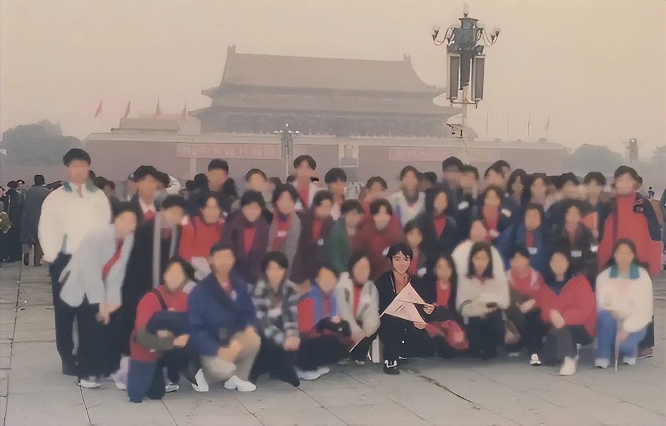 王祖蓝晒25年前后天安门游客照 岁月好像没留痕迹依然是那个少年