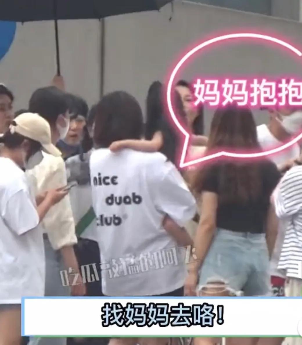 高圆圆片场和女儿互动温馨有爱，3岁Rhea活泼可爱，镜头感很强