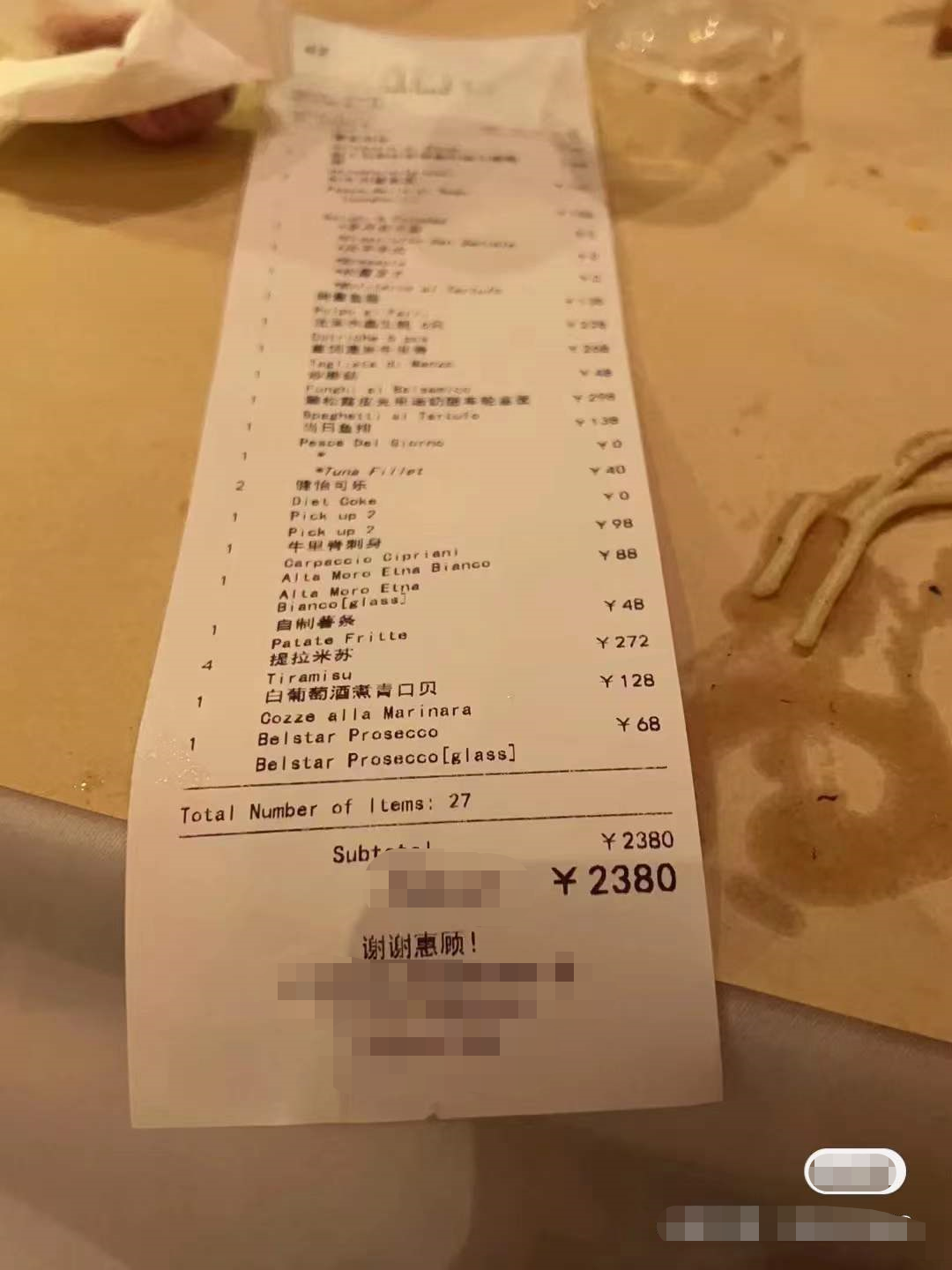 千万网红白冰惹争议！啃咬公共食材用厨具进餐，商家不更换引众怒