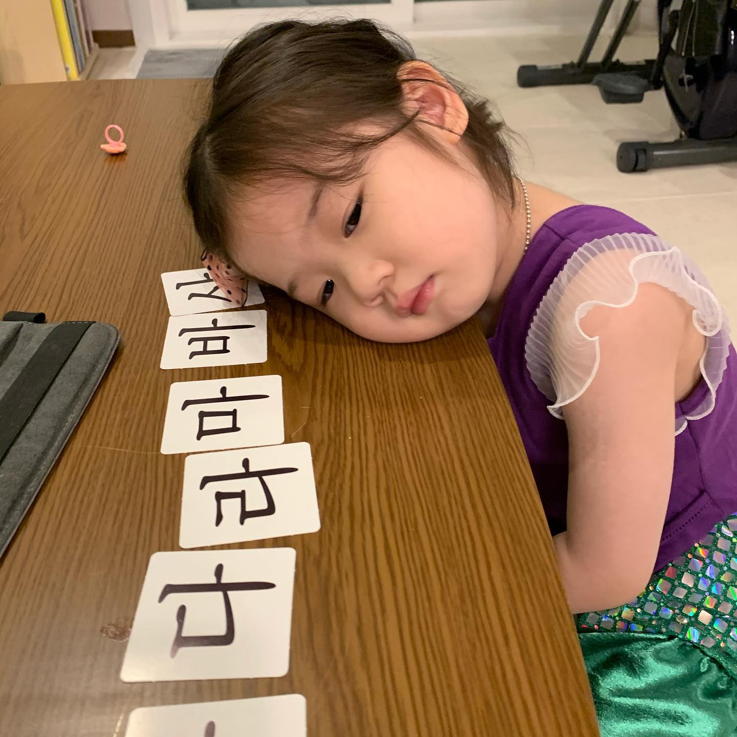 火遍全网的表情包小女孩!凭可爱萌翻所有人:骗我生女儿