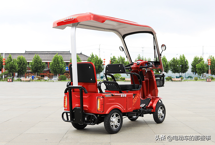 2款带雨棚的电动四轮车来了,最低价不到6000,适合老年人骑行