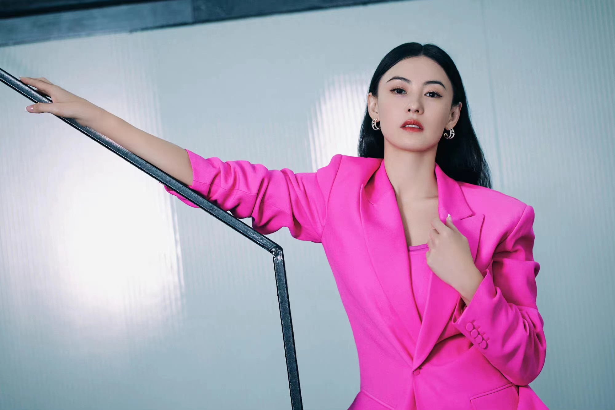 张柏芝换新发型,中分黑长直显女神范,穿芭比粉西装好亮眼