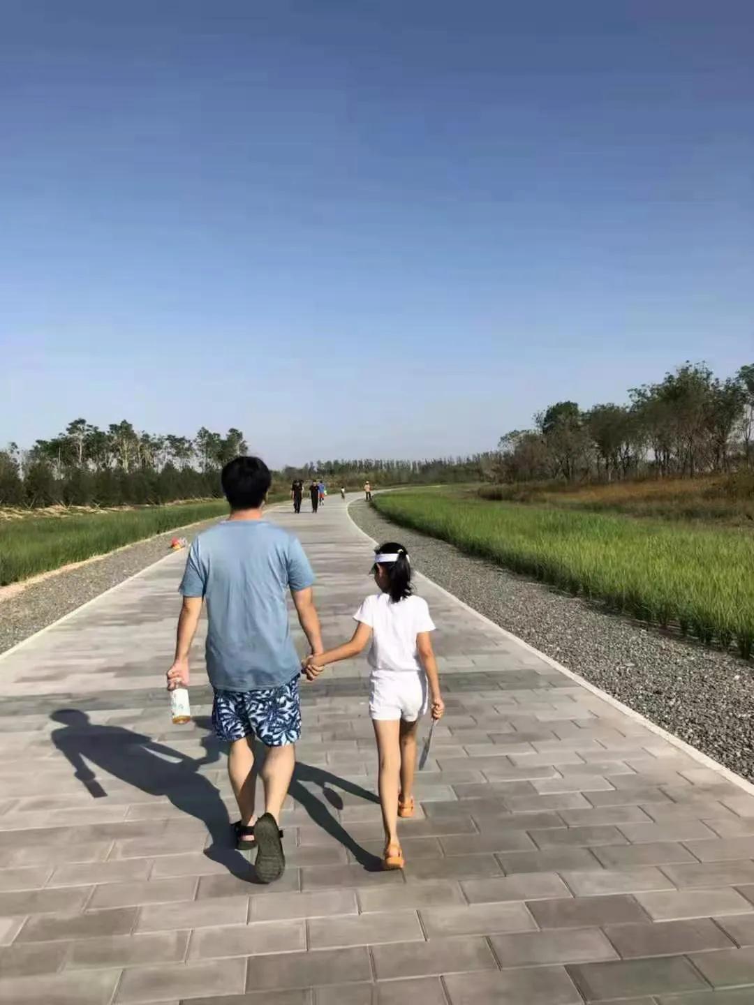 女儿是父亲上辈子的情人,父爱如山,从小牵着女儿的手慢慢长大