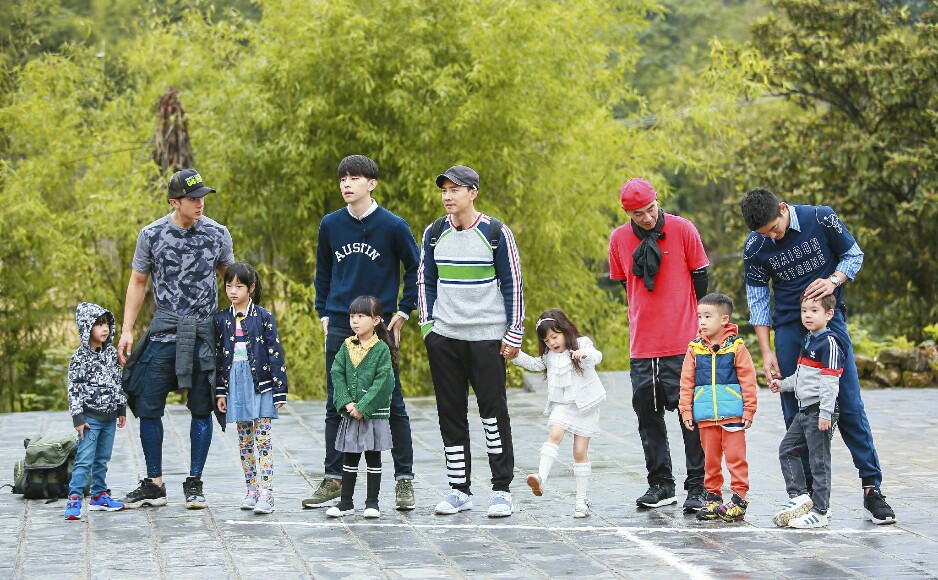 刘畊宏晒爸爸5聚会照，春哥一手抱Jasper一手抱小泡芙，笑容满足