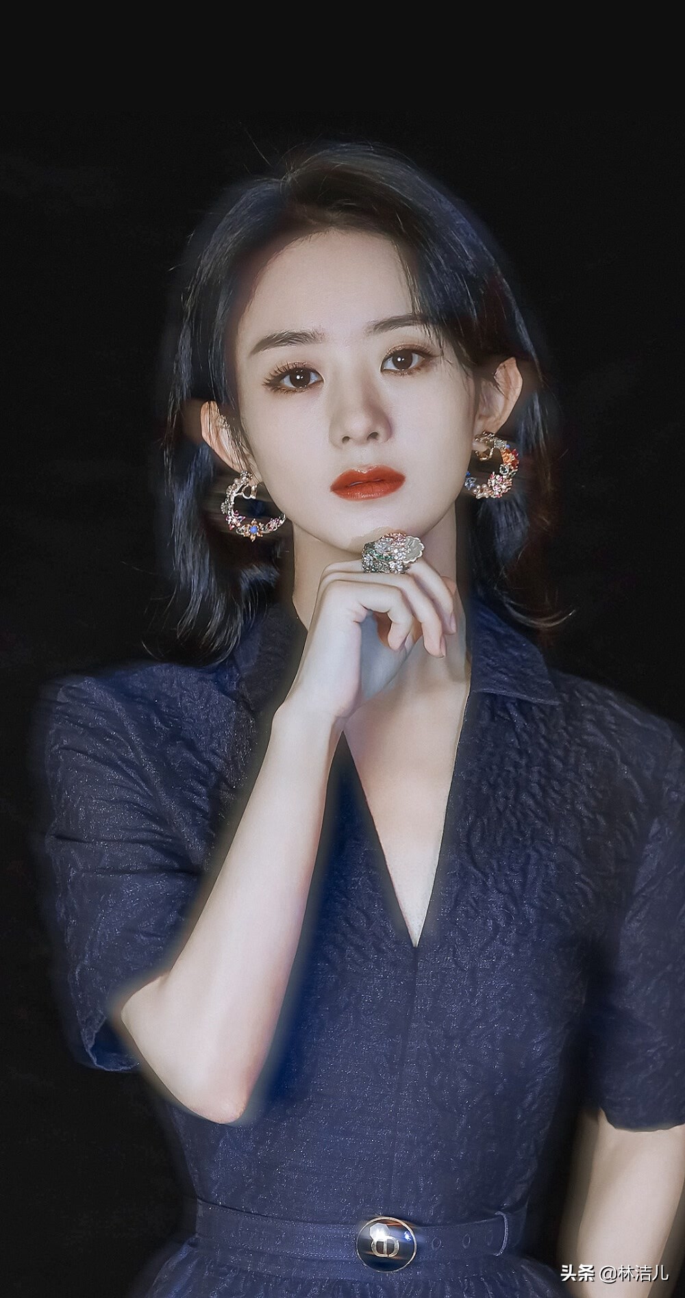 赵丽颖发型怎么扎(赵丽颖堪称圆脸的绑发模板,韩系半扎发修饰脸型