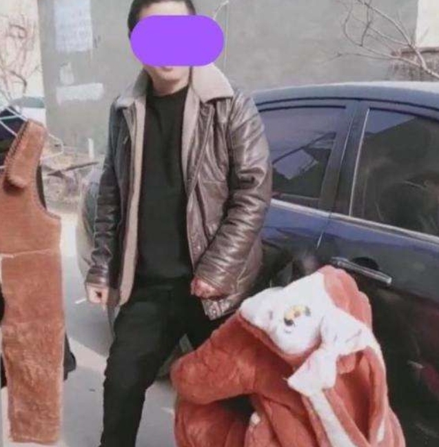 “掏不掏嘛”，儿媳妇为买电动车抱公公大腿撒娇，公公一脸宠溺