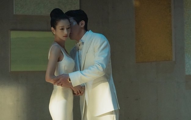 脸比手小，穿百万衣服勒出46cm寸腰！“疯批美人”徐睿知又惊艳了