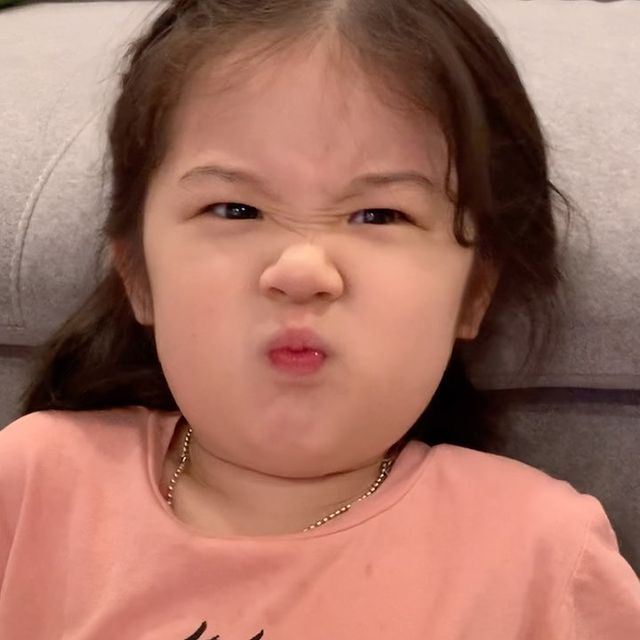 火遍全网的表情包小女孩!凭可爱萌翻所有人:骗我生女儿