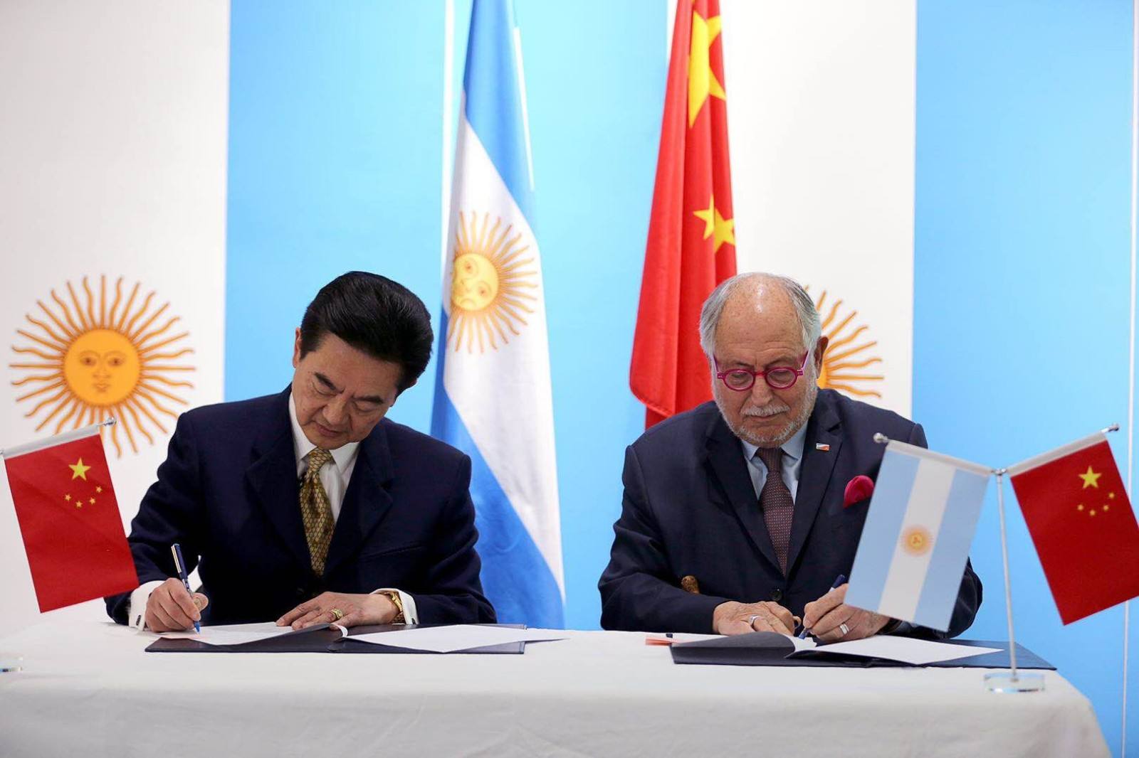 而就在同一天,中国在与阿根廷的联合声明中的表态,令英国朝野气急败坏