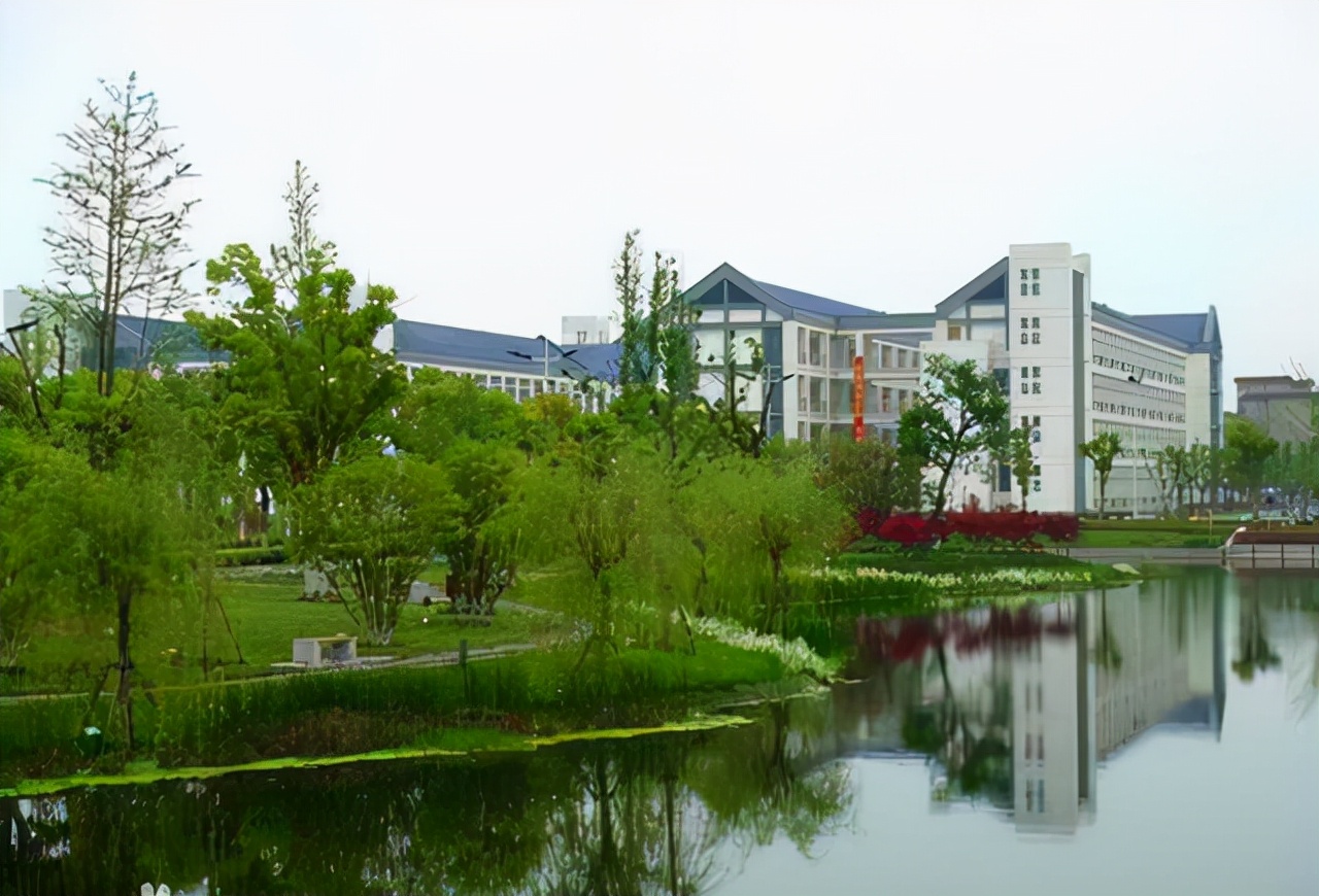 江苏某大学，明明是二本为何提档线比一本还高，就业率说出了答案