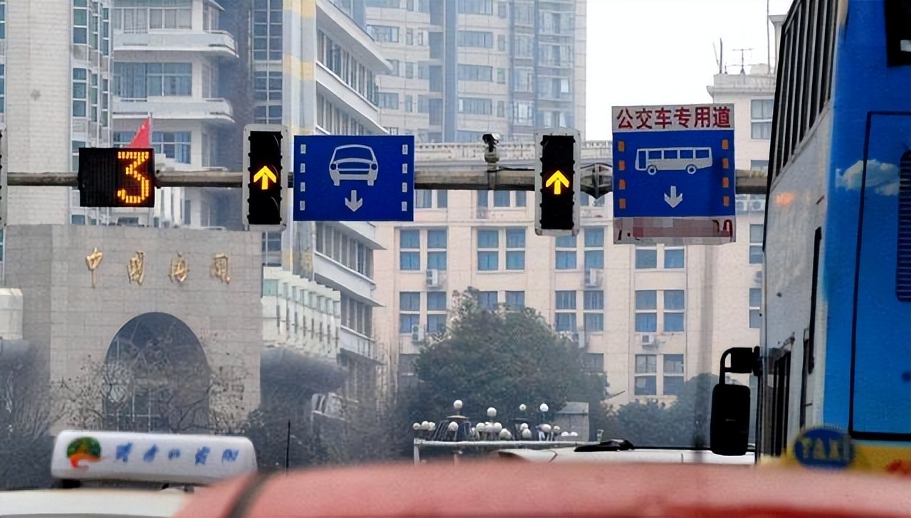 汽车这样通过路口，等同于闯红灯，交警：扣6分、罚200