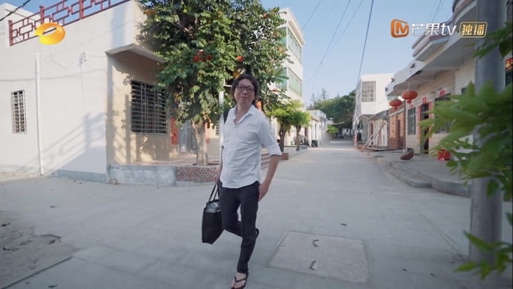 《向往的生活》许知远姚安娜同样是看书，一个真学霸，一个世另我