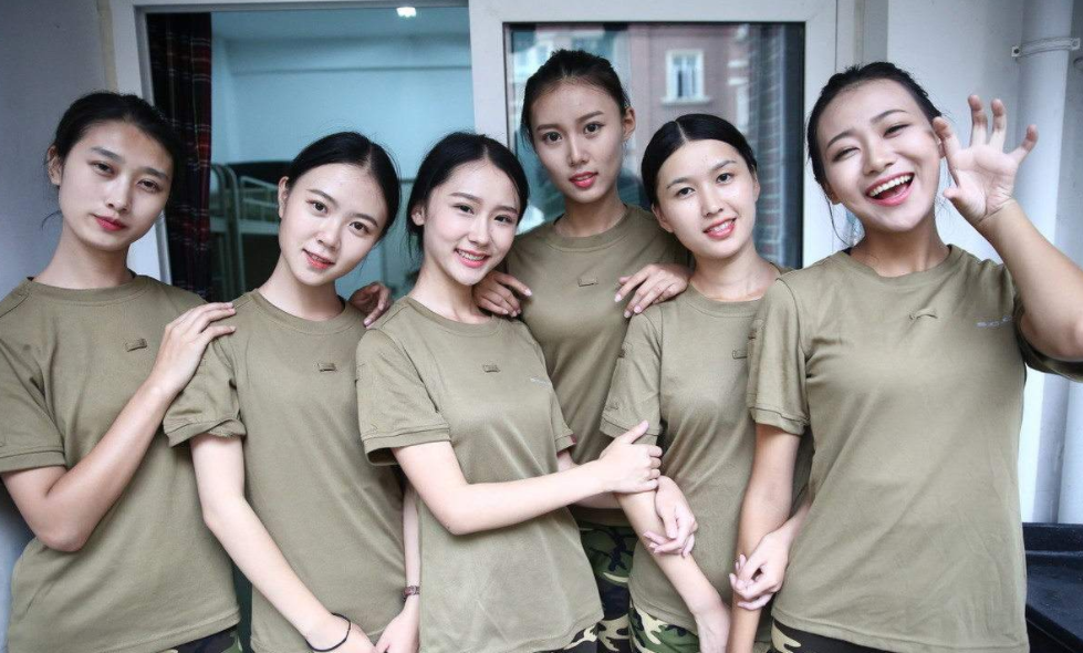 女大学生返校遇见室友，两两相望却相对无言，原因引起学生共鸣