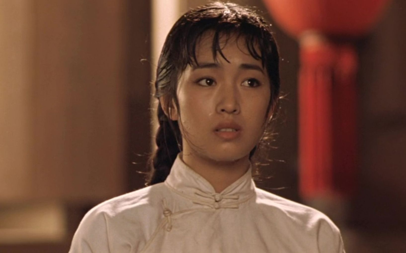 1991年巩俐出演张艺谋导演的电影《大红灯笼高高挂》,在片中扮演第四