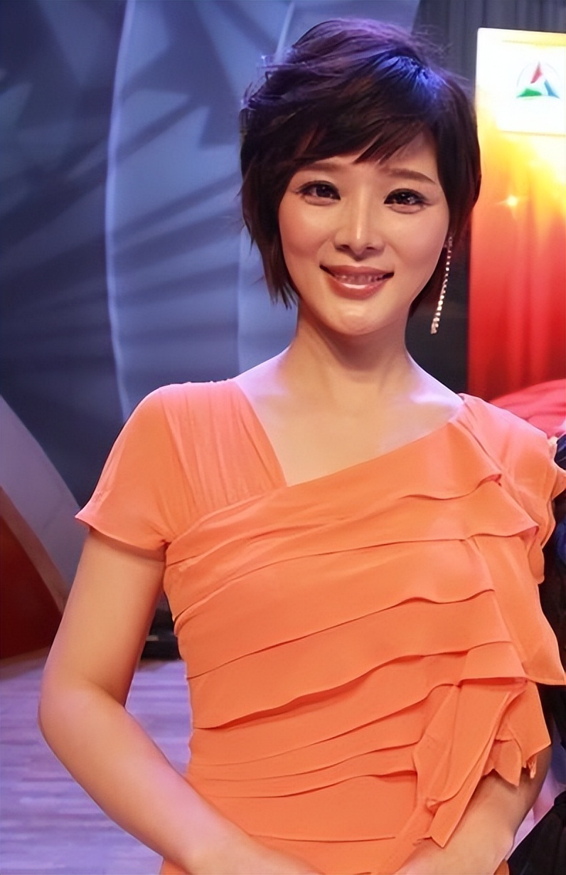 央视胡蝶:与大12岁丈夫长期分居,两次怀孕都独自产检,她幸福吗