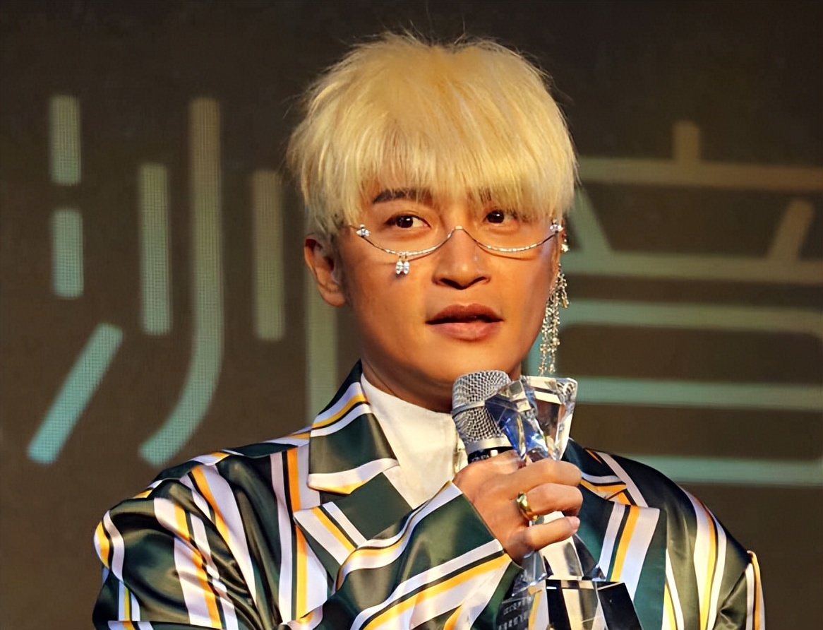 但要求经纪人放弃佣金(陈志朋经纪人发声明解约,称长期被拖欠佣金只能