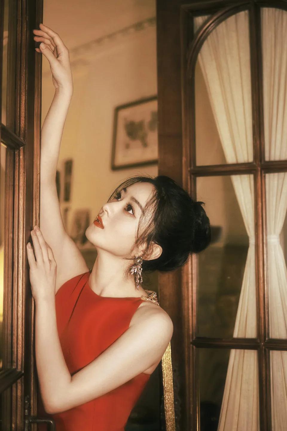美图分享｜春风绕过发梢红纱｜赵丽颖