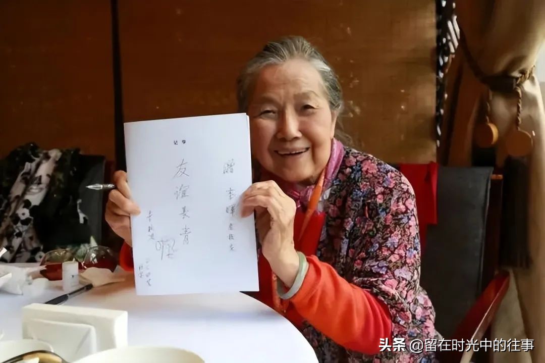 歌唱家叶佩英家中摔倒，孤独离世