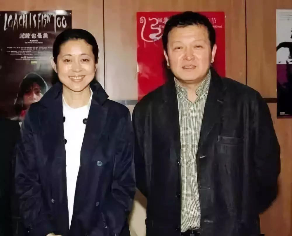 "平民导演"杨亚洲:离异后娶倪萍,偏爱继子亲生儿子嫉妒吗?