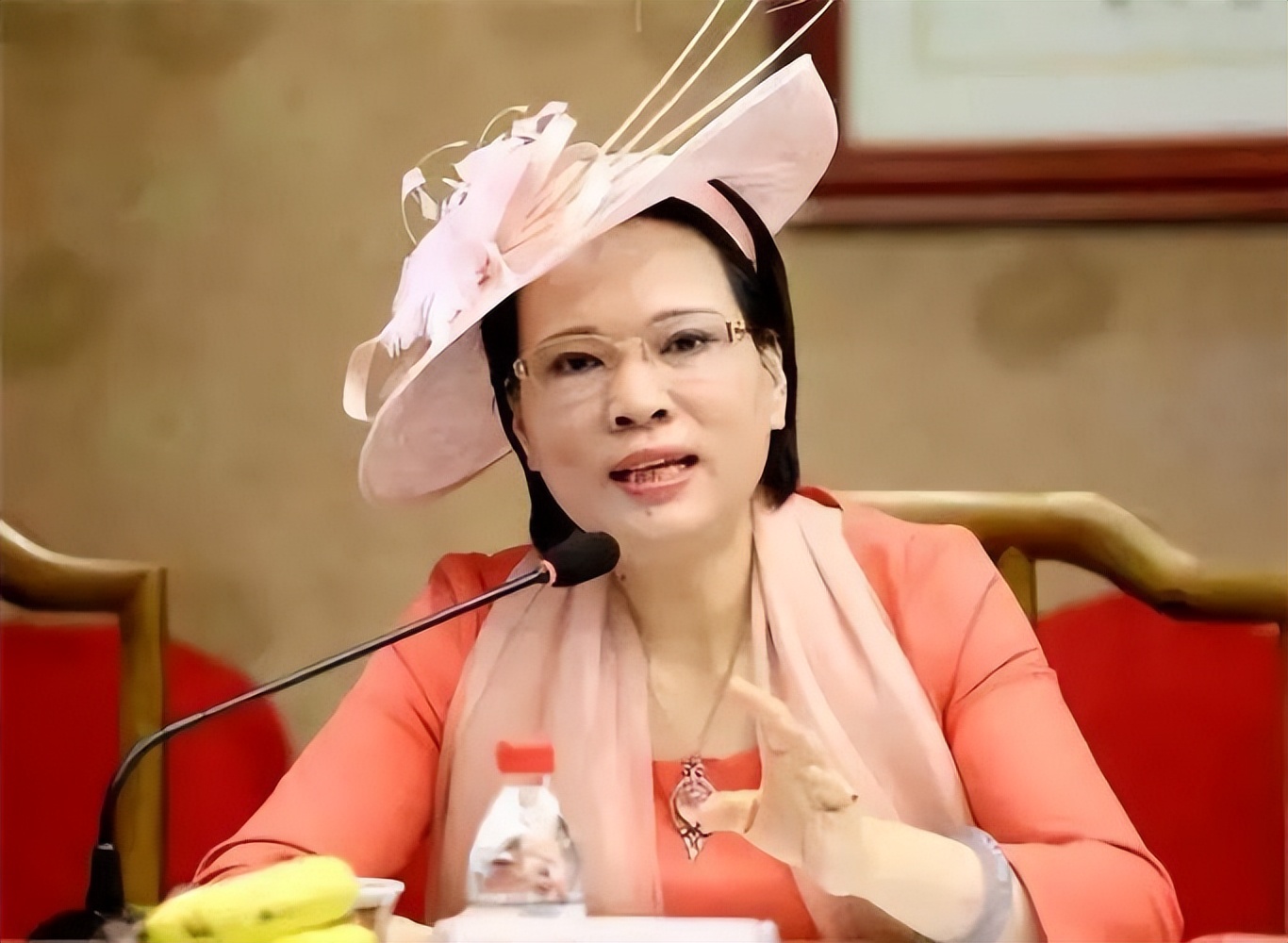 浙江女富豪周晓光:白手起家40年,攒下800亿家产,如今半年全部败光