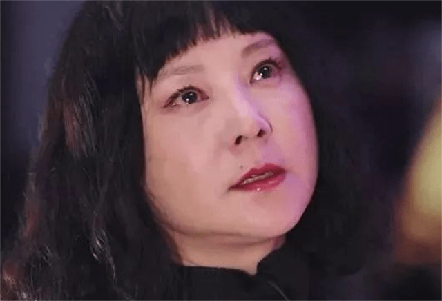 54岁《红楼梦》晴雯近况，替夫还债千万！泪崩自述丈夫死后租房住