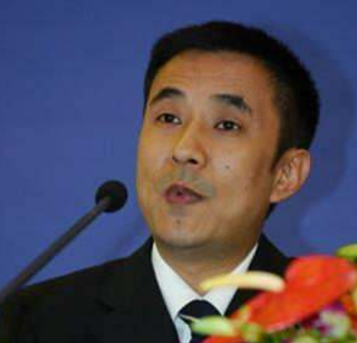 富豪负债800亿逃去国外，带走女明星和61个亿，父亲葬礼也不回来