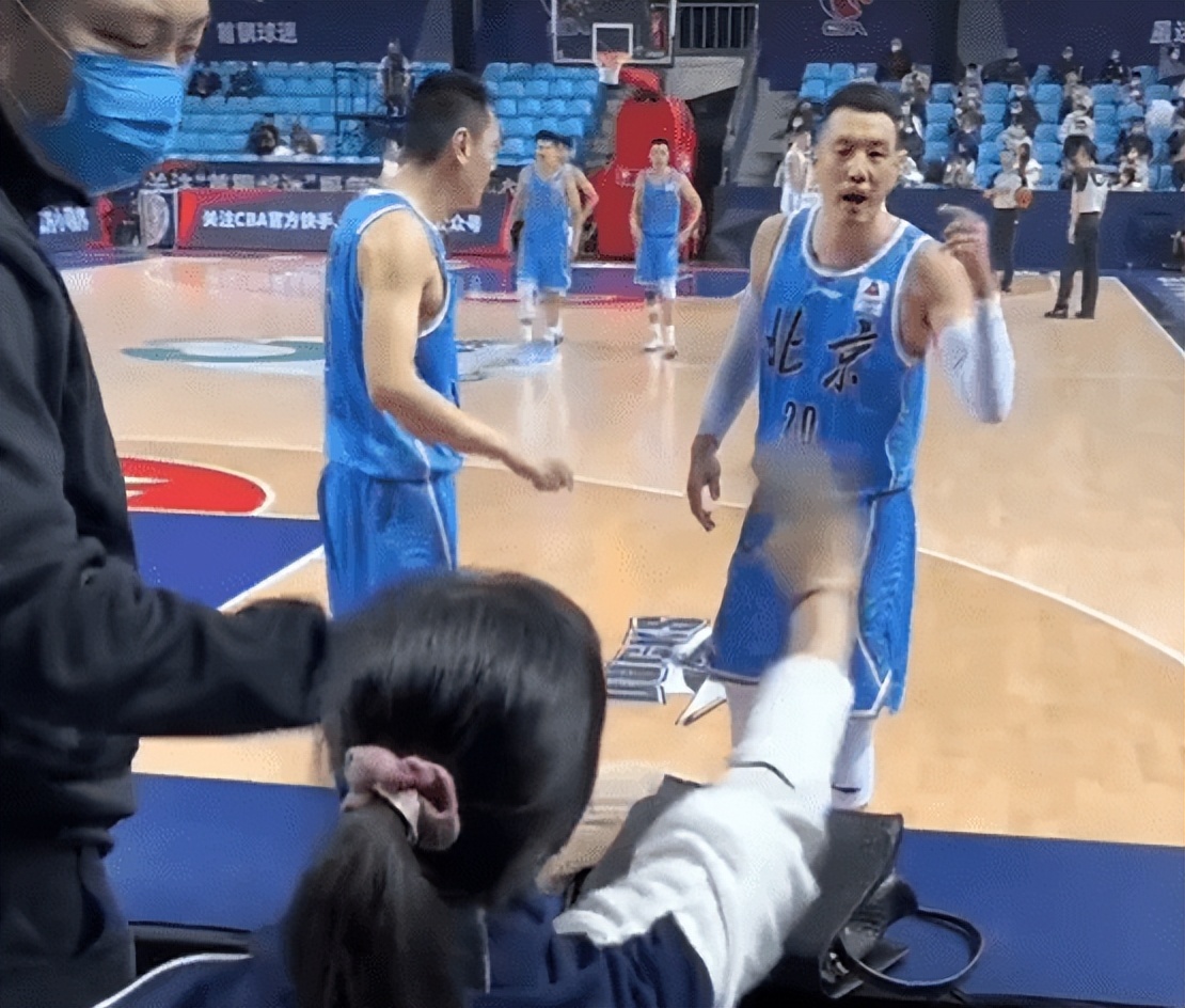 cba北京隊為什么被罵（CBA爭議記者爆料！首鋼違規不吹，晃籃筐+擾亂賽場，裁判被降格）