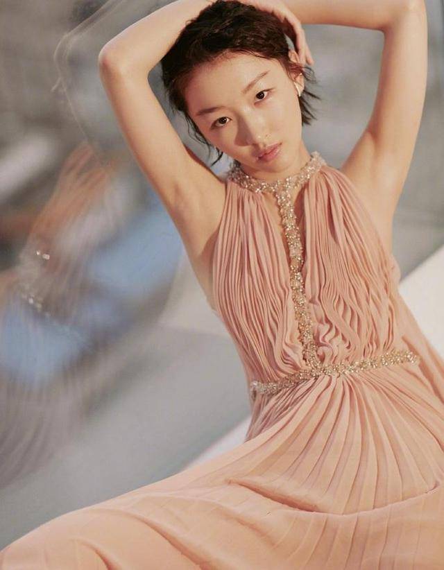 周冬雨：身材并不出众的谋女郎，从体校到影后，她都经历过什么？