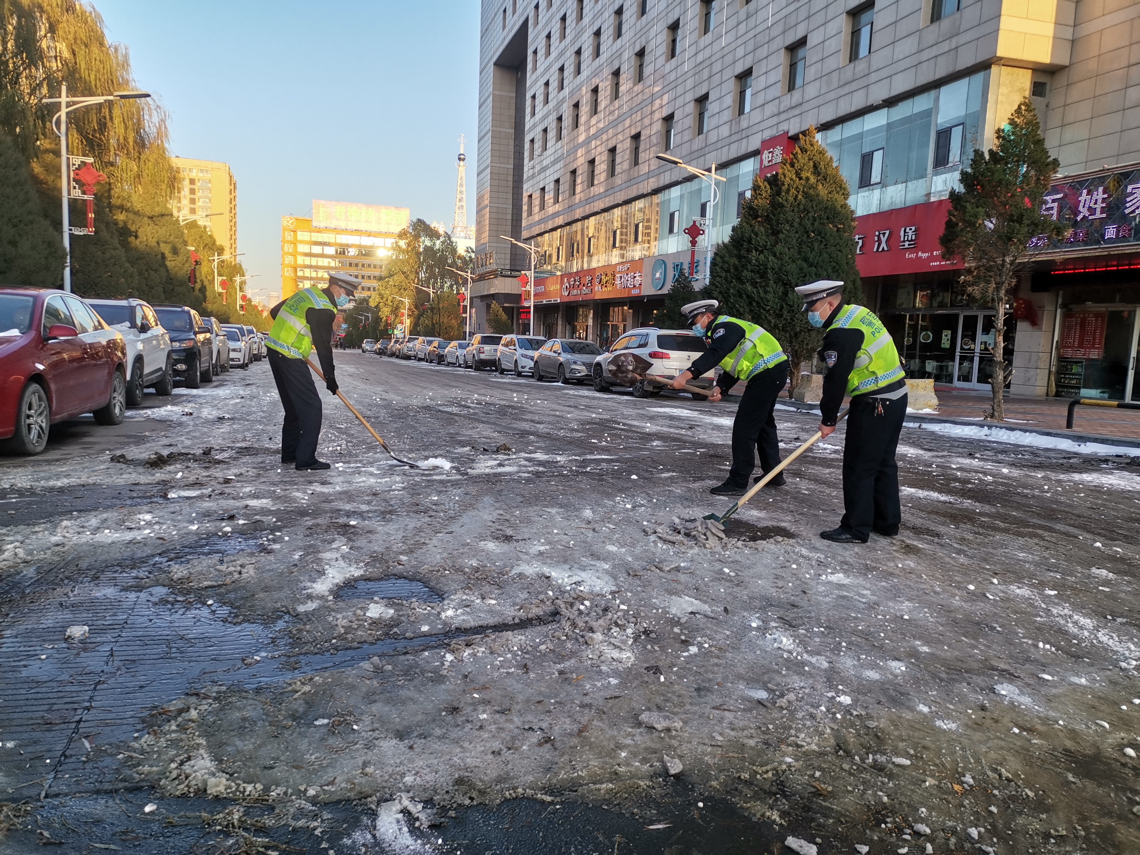 风雪春运路 延安铁警伴您同行