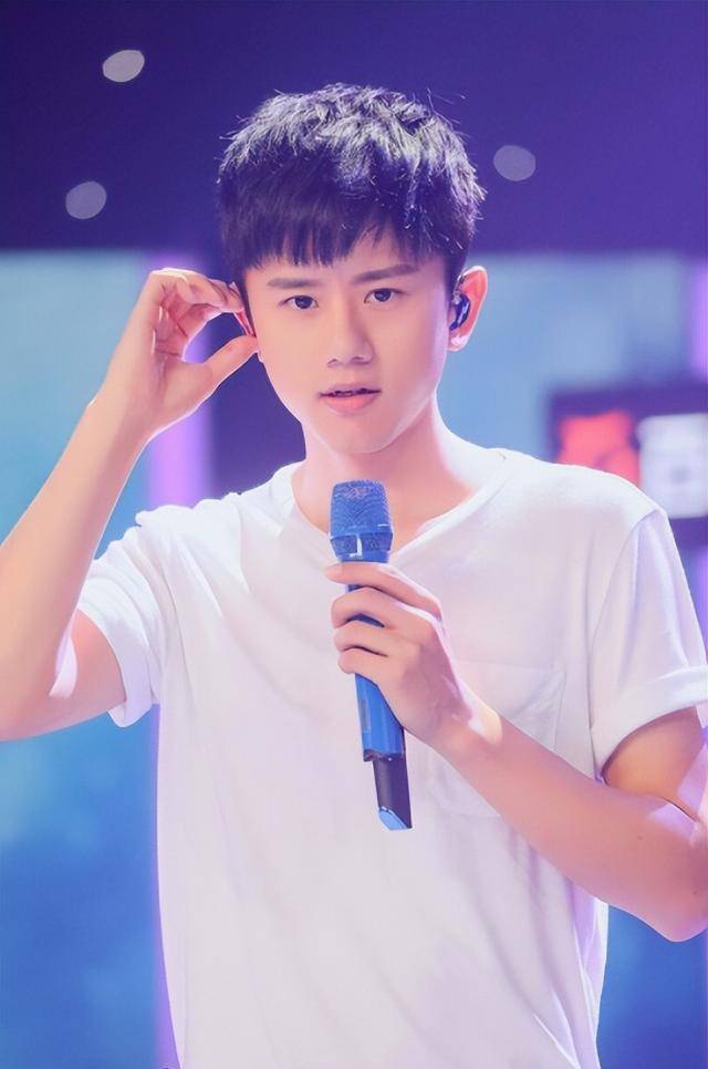 张杰主持人(主持人谢娜:嫁小1岁张杰,婚后连生三娃,如今一家五口其乐
