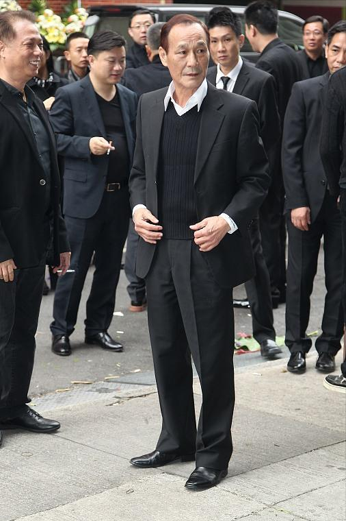 为网红站台捞金,走路靠拐杖身体硬朗)