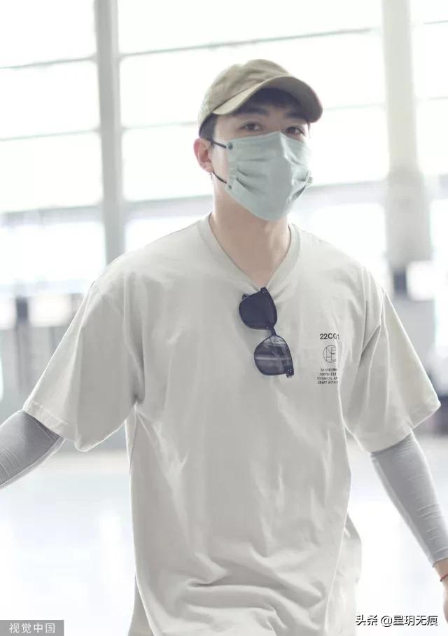 俞灏明简约穿搭现身机场 一路与粉丝热聊亲切十足