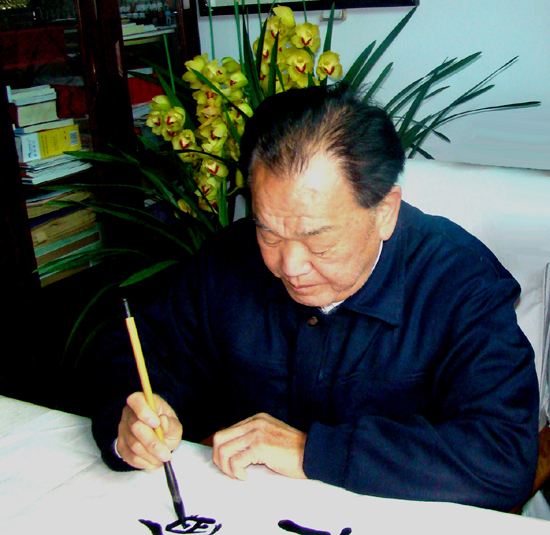 他只是小学文凭，建国后从基层做到湖南省委书记，晚年回农村养老