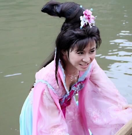 在《万凰之王》中她饰演的"钮祜禄伊兰".