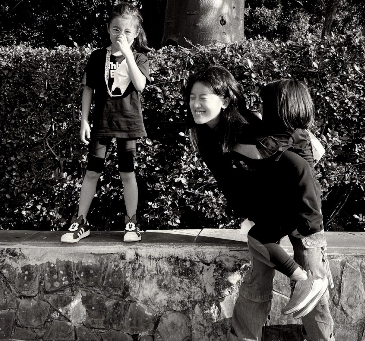 47岁贾静雯罕晒健身照，豪宅中练空中倒立，身材纤瘦状态超年轻