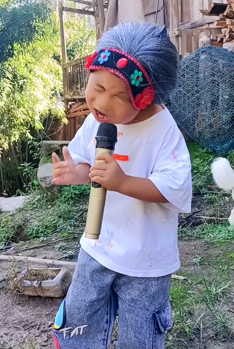 “未来歌神”：6岁农村萌娃“戏精附体”，靠模仿对口型唱歌走红