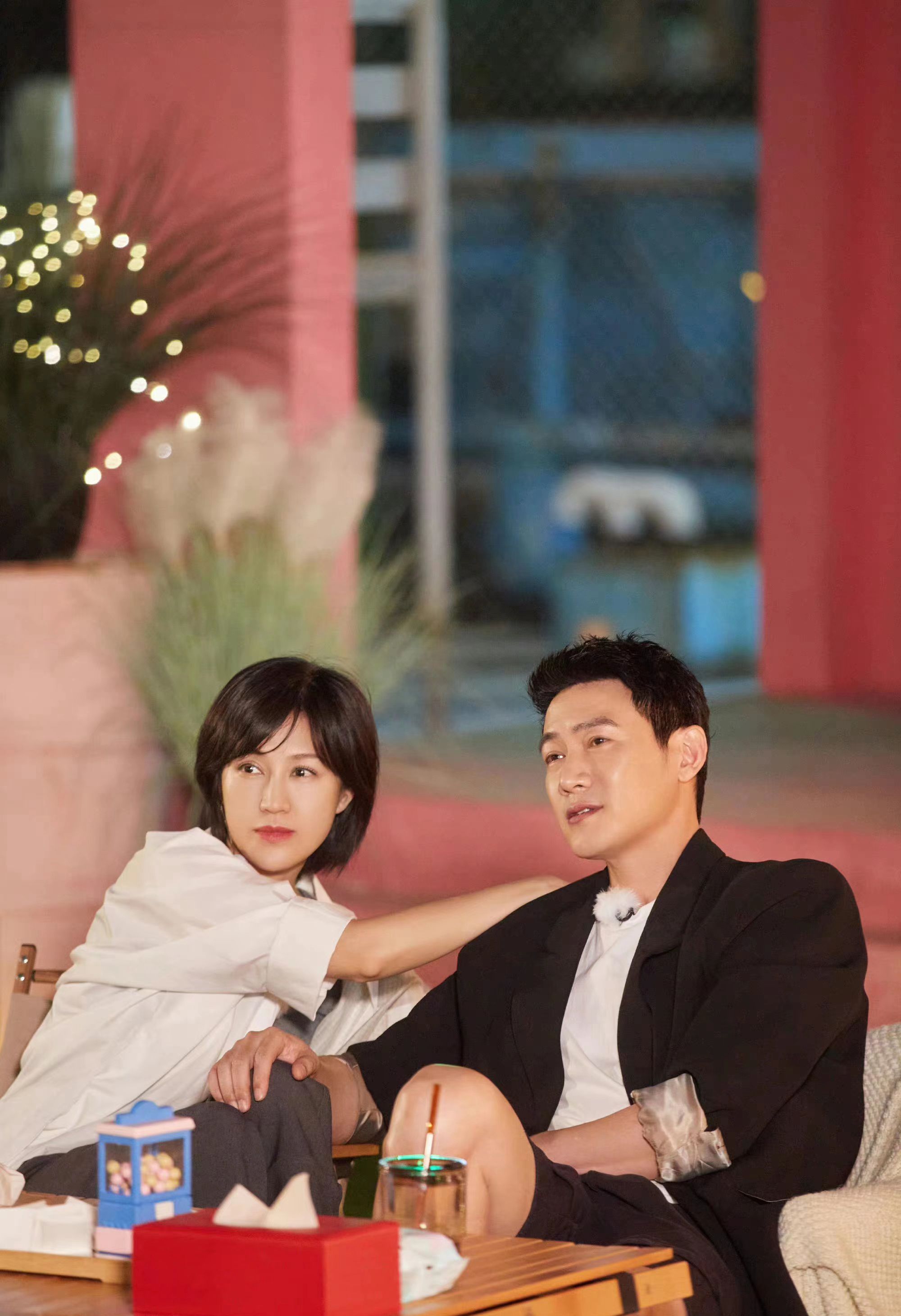 陆毅鲍蕾合体录综艺,穿情侣鞋甜蜜吸睛,陆毅西装配短裤个性时髦