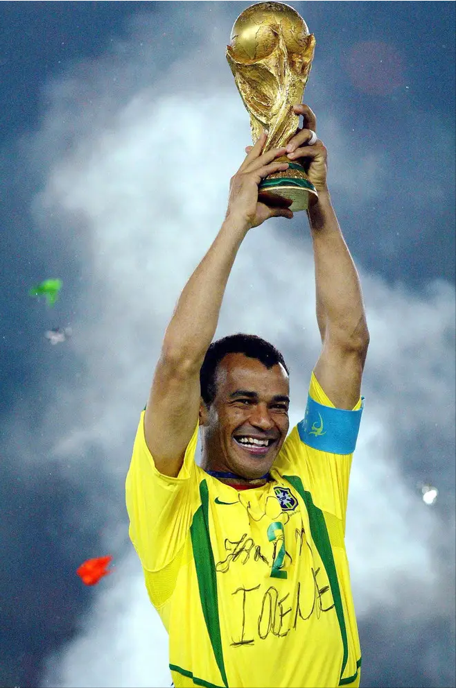 世界足坛现役最好的右后卫(足坛历史上最好的右后卫——卡福)