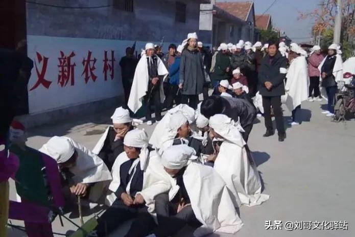 丧葬习俗：孝子哭丧时手里拿根白纸棍，有啥讲究