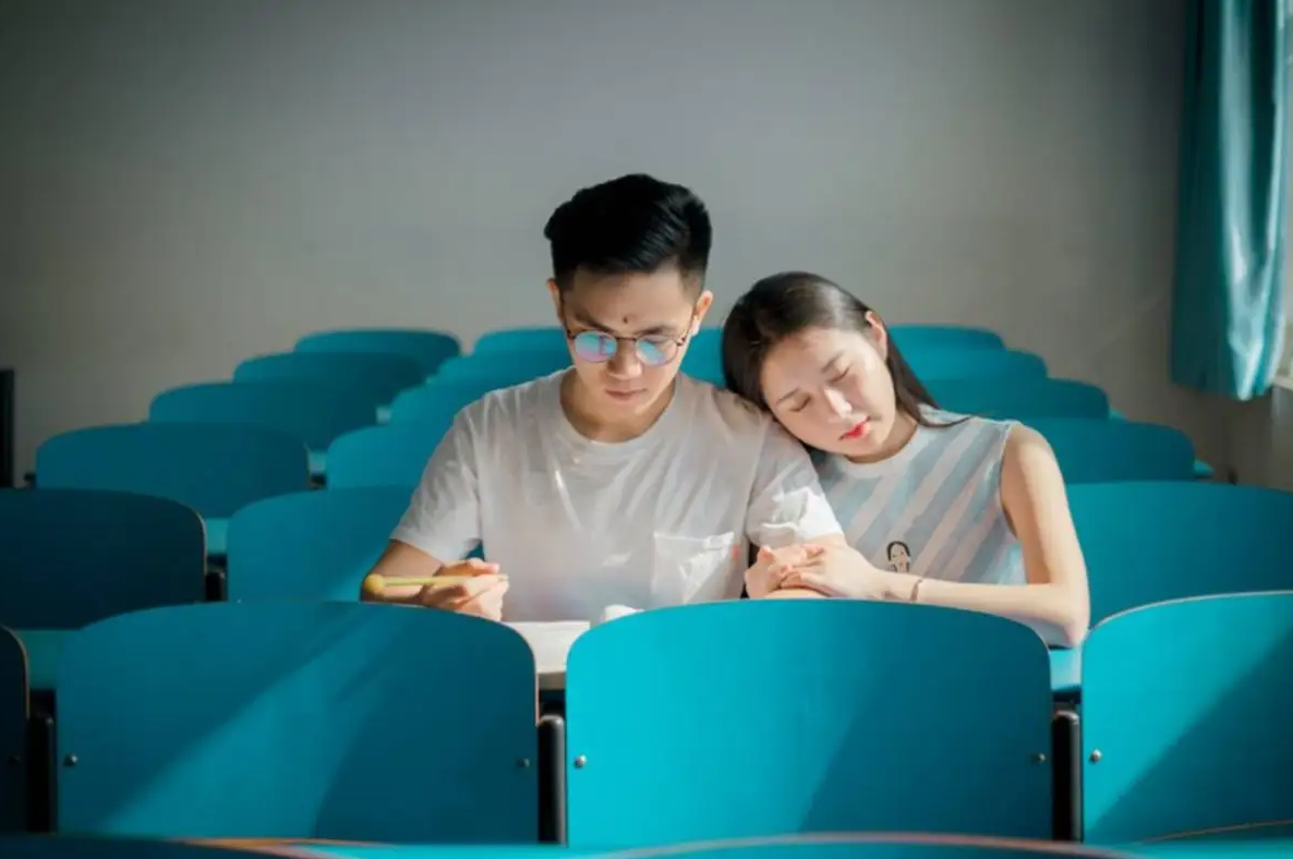 破防了，大四学生收拾行李，却意外发现初恋送的礼物“暗藏玄机”