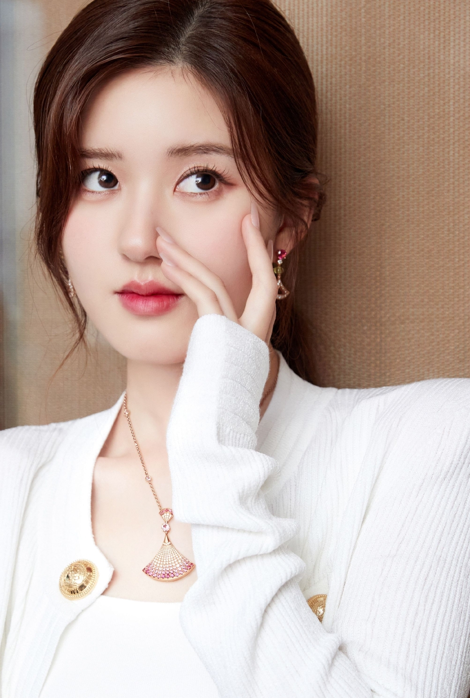 赵露思奶白色针织套装写真 气质迷人