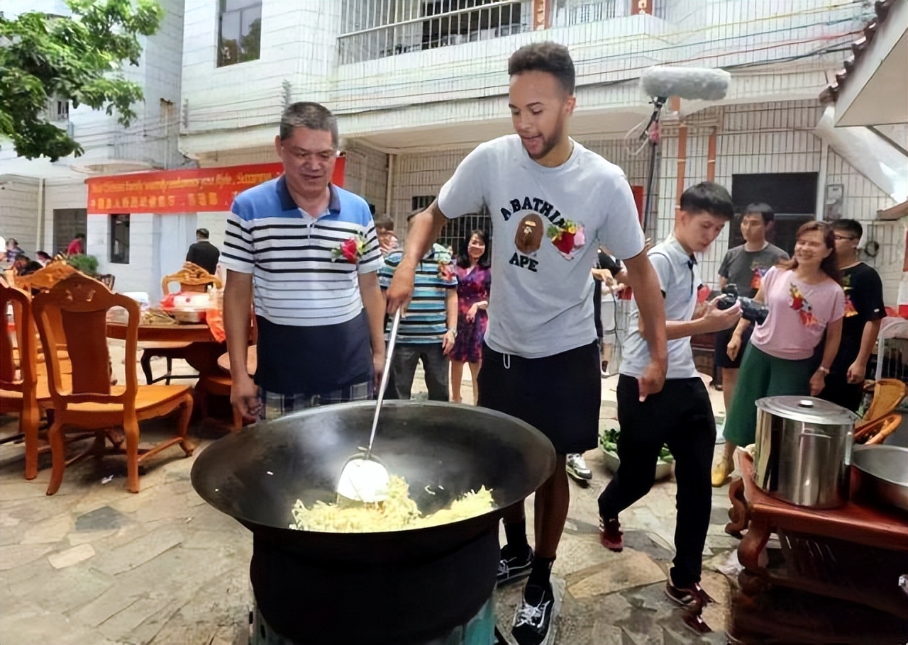 篮球是多少个人一起打(中国篮球要归化，两种方案两种选择，五人可用，一人成最佳人选)